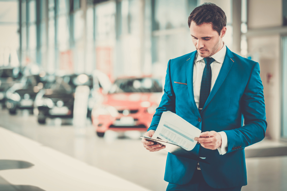 car-dealer un concessionnaire regarde les résultats de sa concession